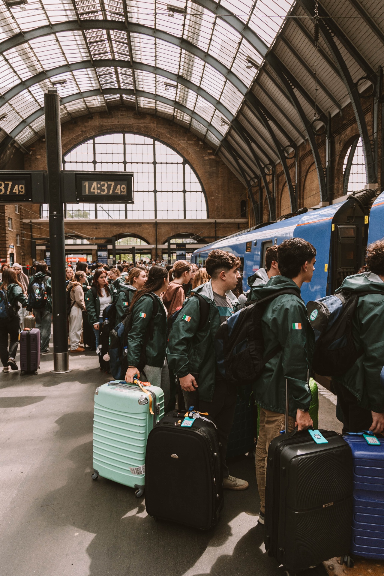 Viajeros VSF con valijas en la estación de tren de King's Cross