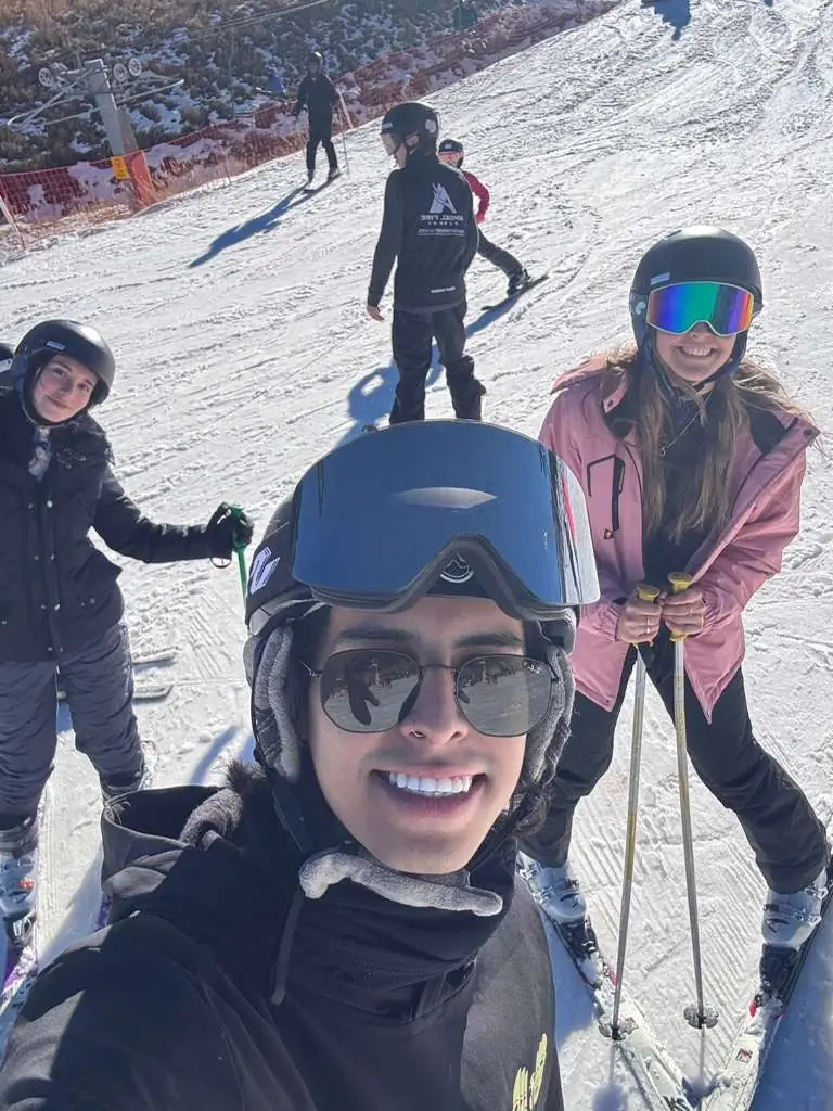Selfie de amigos esquiando en la montaña