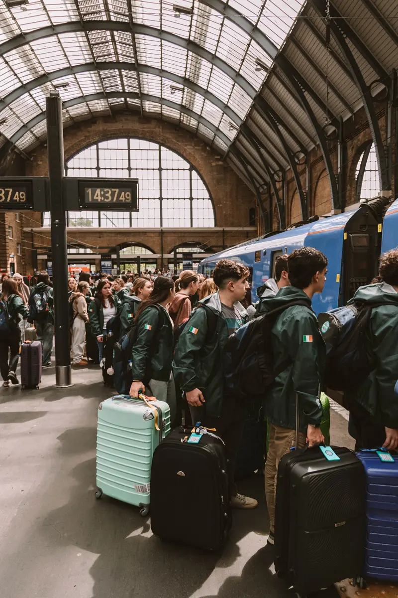 Viajeros VSF con valijas en la estación de tren de King's Cross